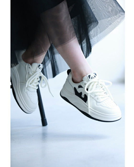 はにかみパンダのスニーカー