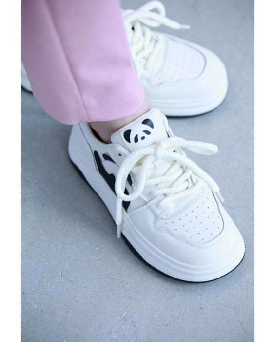 はにかみパンダのスニーカー