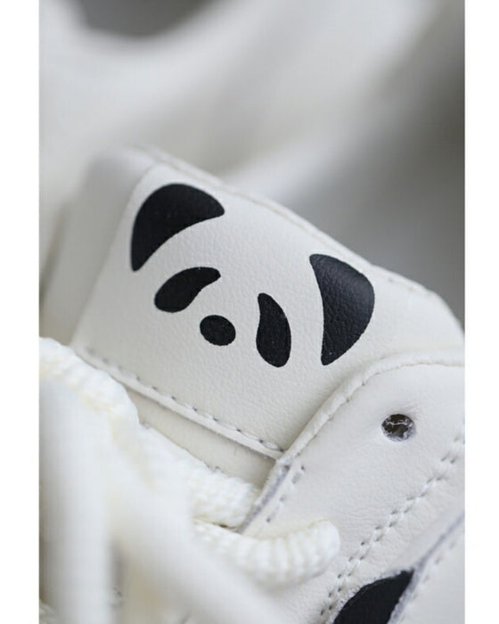 はにかみパンダのスニーカー