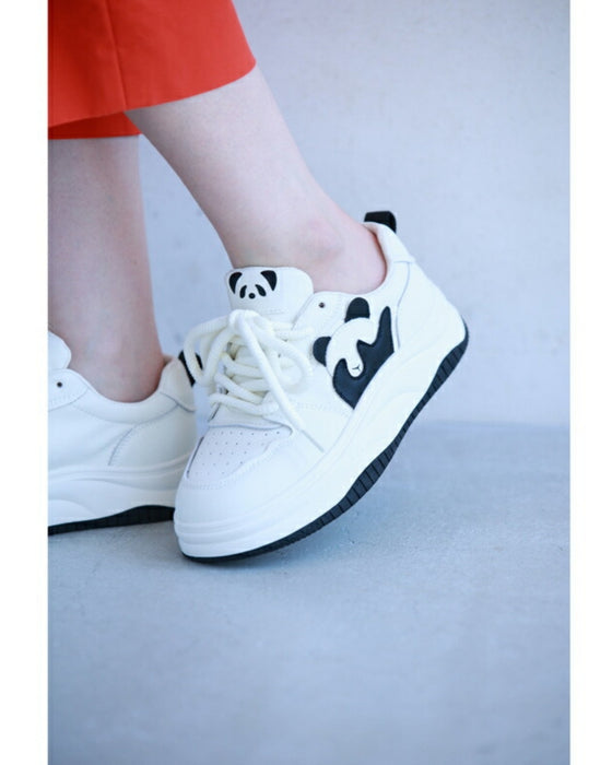 はにかみパンダのスニーカー