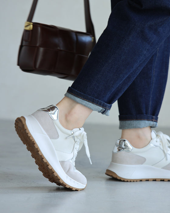 No need to worry about the entrance! Versatile and elegant sneakers