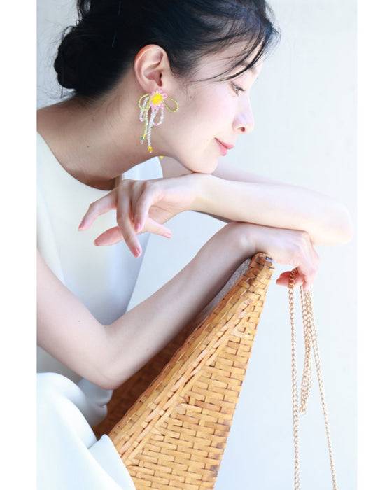 【 返品・交換不可 】光に煌めくお花のビーズリボンピアス