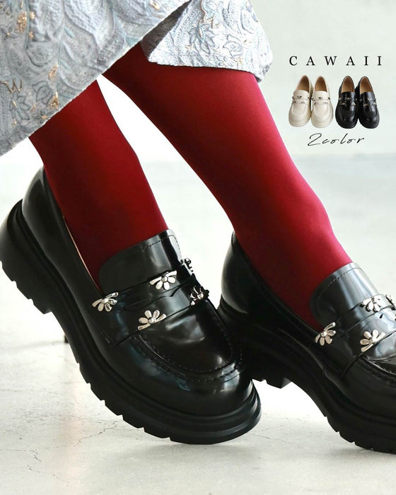 Classic loafers decorated with flower parts