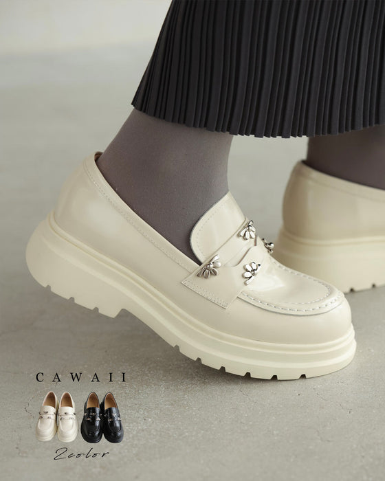 Classic loafers decorated with flower parts