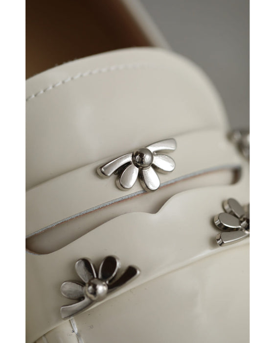 Classic loafers decorated with flower parts