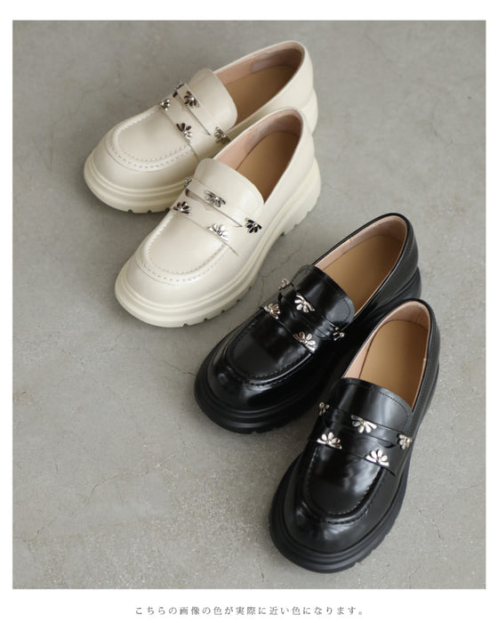 Classic loafers decorated with flower parts