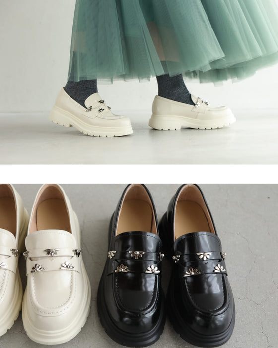 Classic loafers decorated with flower parts
