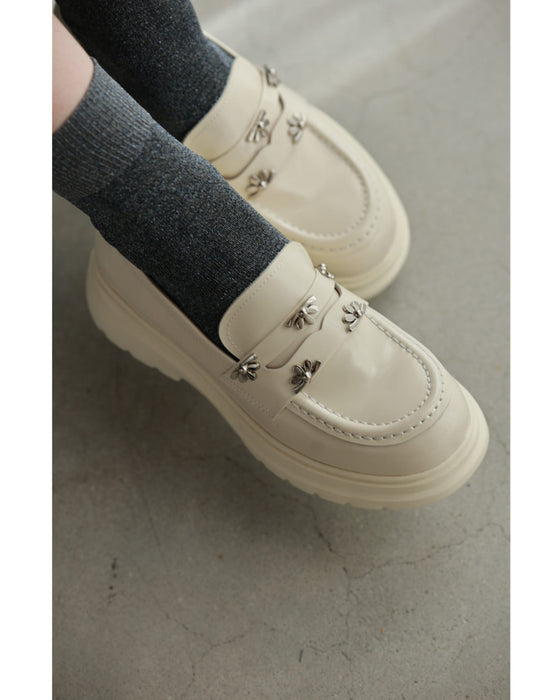 Classic loafers decorated with flower parts