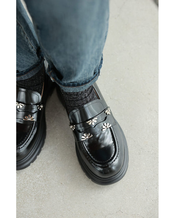 Classic loafers decorated with flower parts
