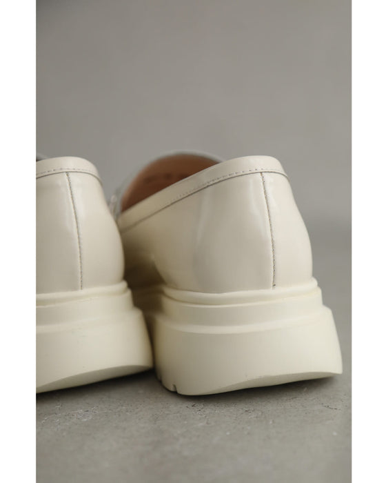 Classic loafers decorated with flower parts