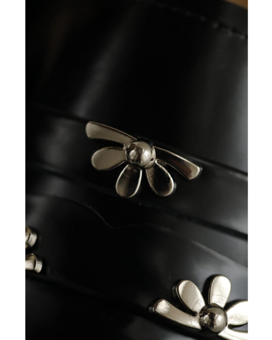 Classic loafers decorated with flower parts