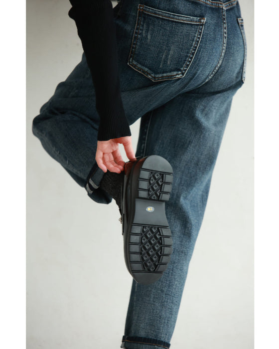 Classic loafers decorated with flower parts