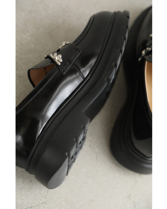 Classic loafers decorated with flower parts