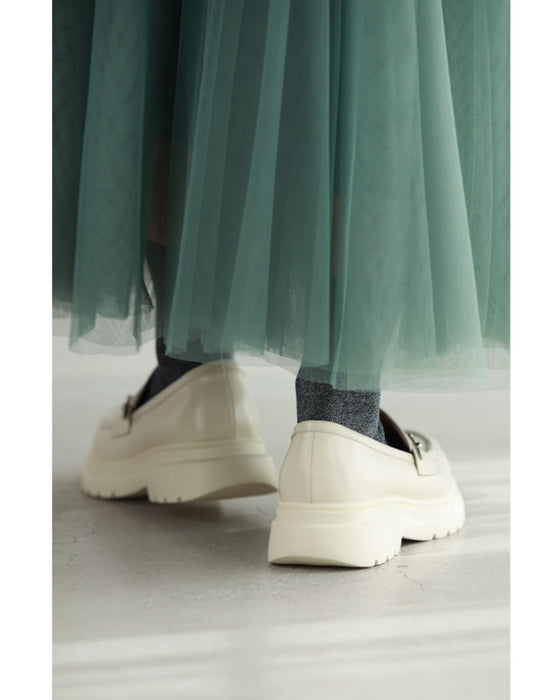 Classic loafers decorated with flower parts