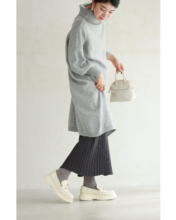 Classic loafers decorated with flower parts