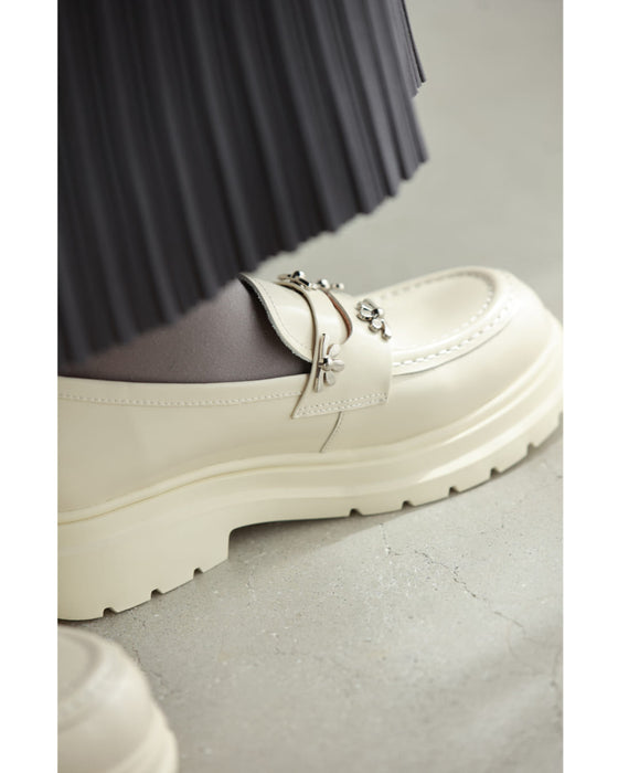 Classic loafers decorated with flower parts