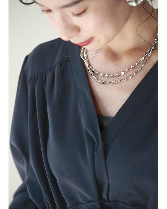 無地でも華やかな ティアードロングワンピース