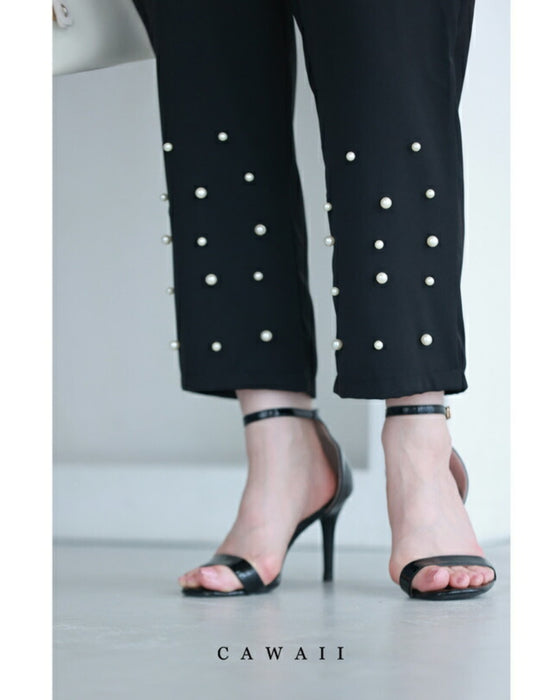 裾に艶めくパールビジューのテーパードパンツ