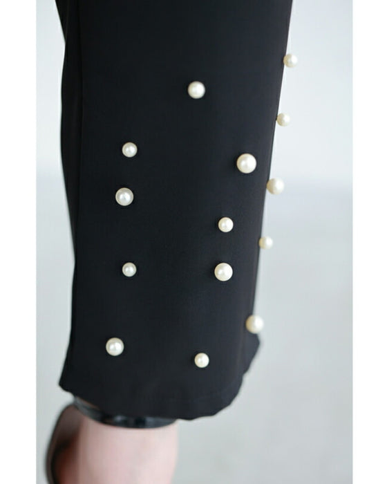 裾に艶めくパールビジューのテーパードパンツ