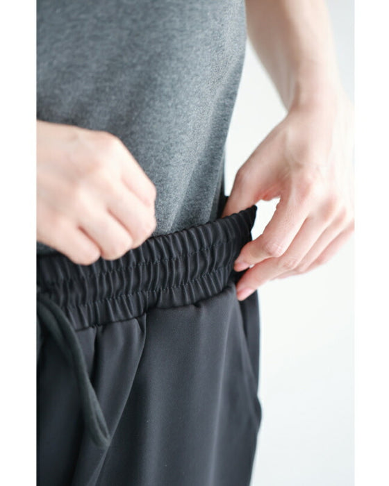 裾に艶めくパールビジューのテーパードパンツ