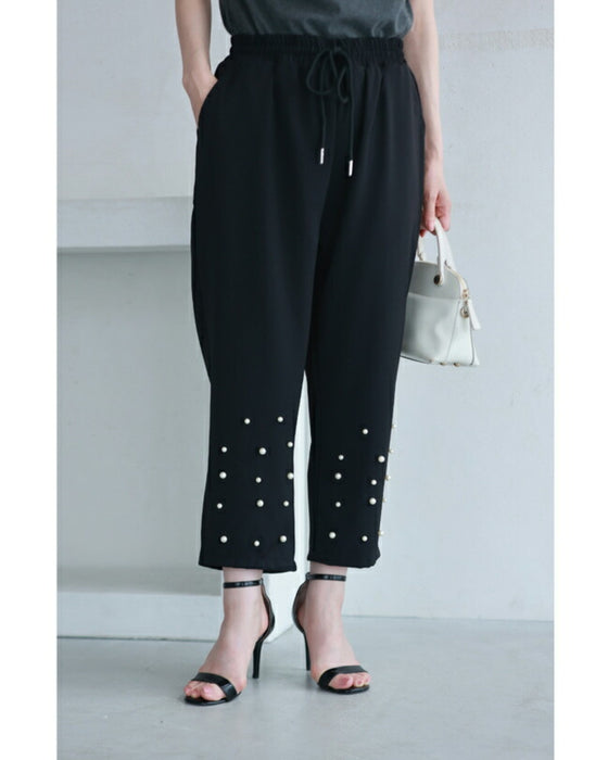 裾に艶めくパールビジューのテーパードパンツ