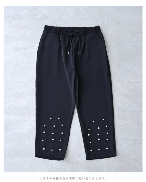 裾に艶めくパールビジューのテーパードパンツ