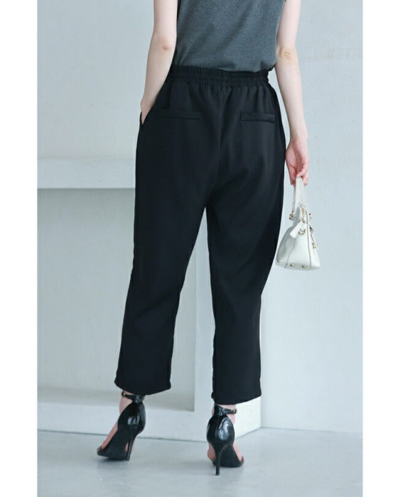 裾に艶めくパールビジューのテーパードパンツ