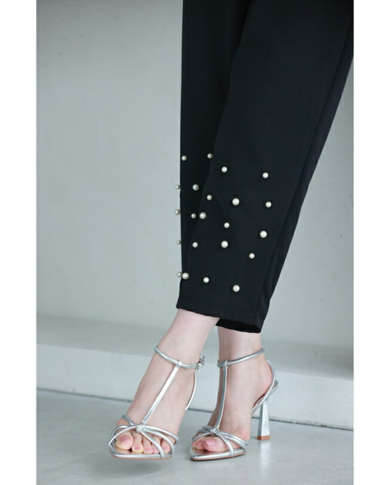 裾に艶めくパールビジューのテーパードパンツ