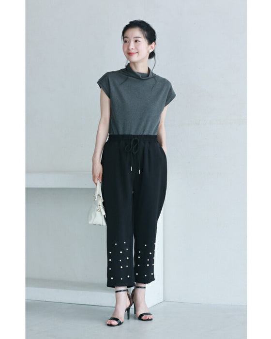 裾に艶めくパールビジューのテーパードパンツ