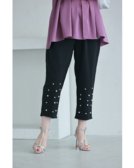 裾に艶めくパールビジューのテーパードパンツ