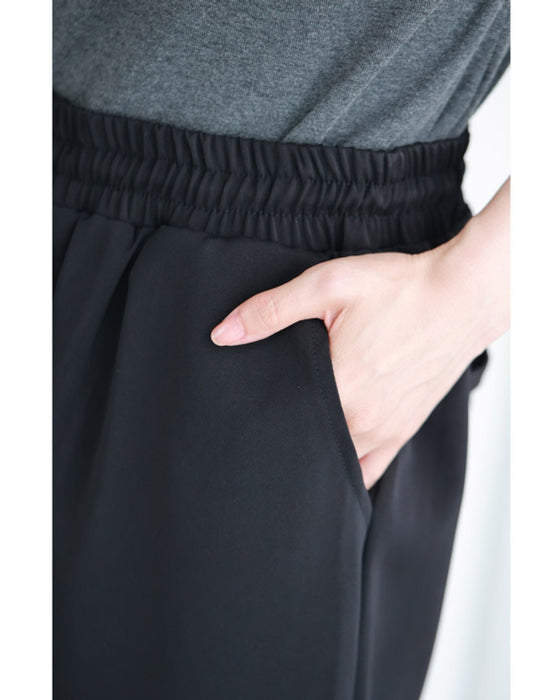 裾に艶めくパールビジューのテーパードパンツ