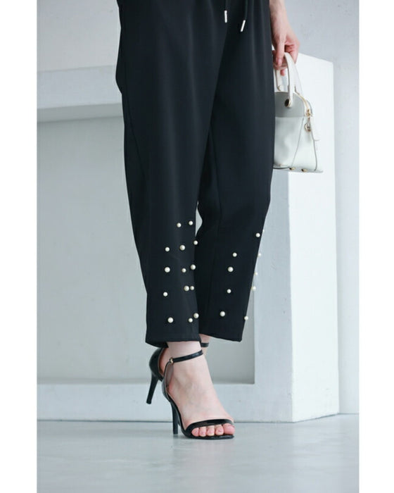 裾に艶めくパールビジューのテーパードパンツ