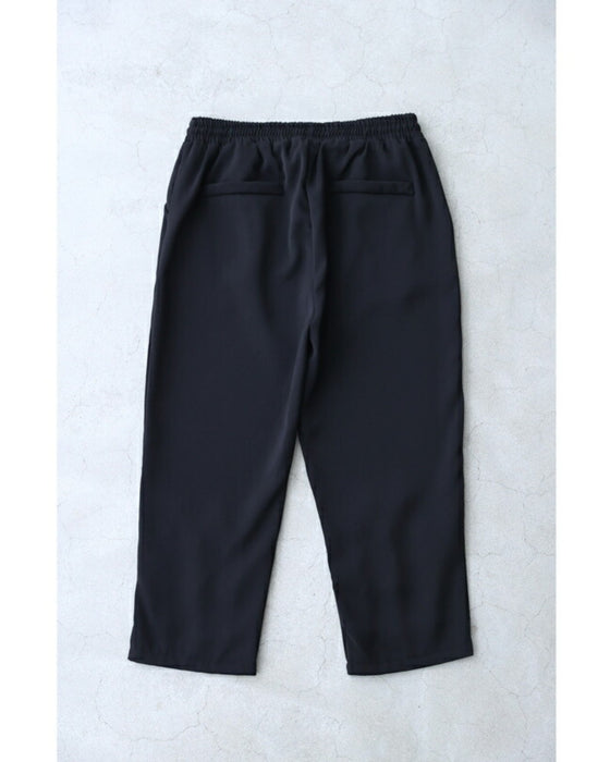 裾に艶めくパールビジューのテーパードパンツ