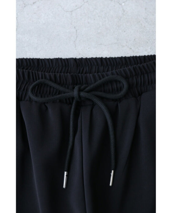 裾に艶めくパールビジューのテーパードパンツ