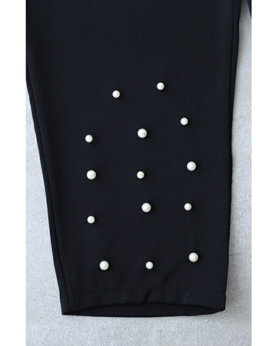 裾に艶めくパールビジューのテーパードパンツ