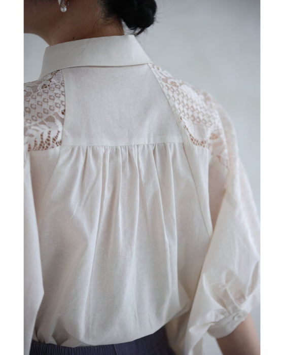 肩から流れるレースのふんわりポワン袖シャツトップス