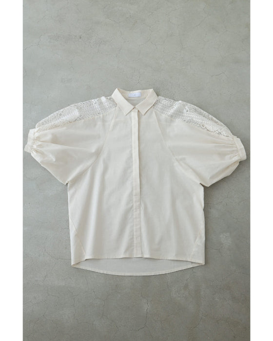 肩から流れるレースのふんわりポワン袖シャツトップス