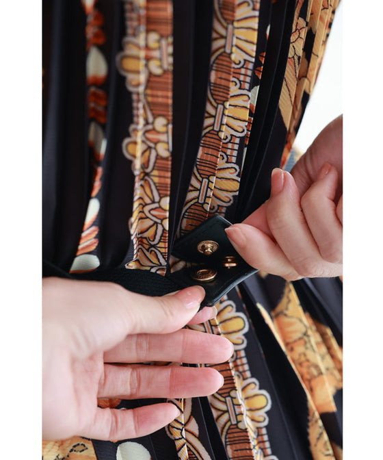 (ベルト付き)リュクスな世界が広がるスカーフ柄プリーツロングワンピース