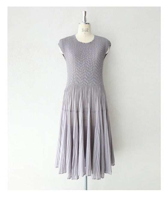 広がるボリュームスカートのウエスト切り替えミディアムワンピース