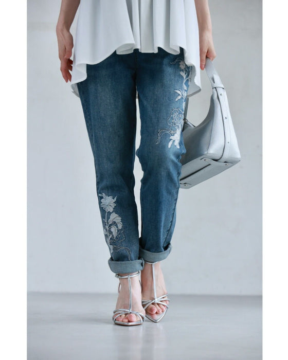 Denim pants with rhinestones and embroidered flowers