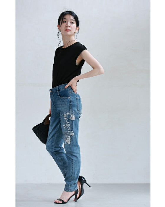 Denim pants with rhinestones and embroidered flowers