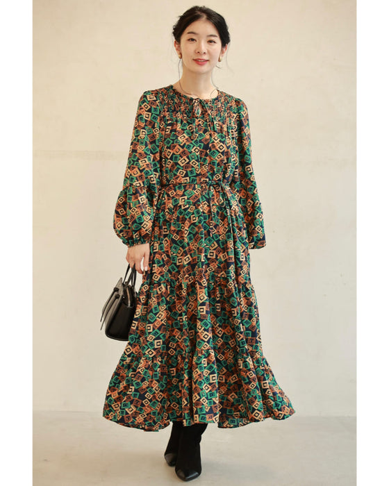 カラフルなキューブが舞うティアードミディアムワンピース(紐リボン付き)