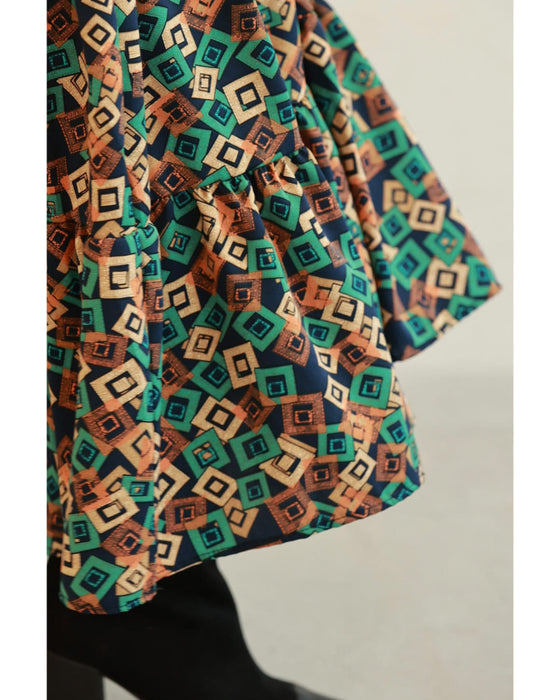 カラフルなキューブが舞うティアードミディアムワンピース(紐リボン付き)