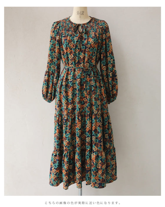 カラフルなキューブが舞うティアードミディアムワンピース(紐リボン付き)