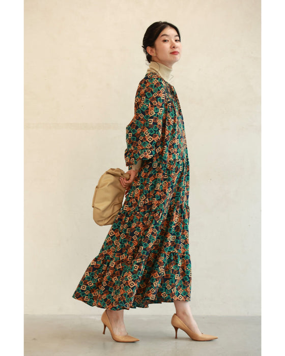 カラフルなキューブが舞うティアードミディアムワンピース(紐リボン付き)