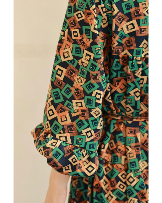 カラフルなキューブが舞うティアードミディアムワンピース(紐リボン付き)