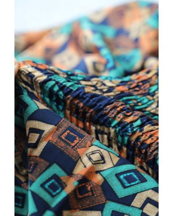 カラフルなキューブが舞うティアードミディアムワンピース(紐リボン付き)