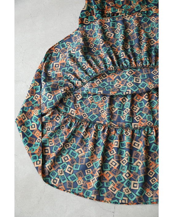 カラフルなキューブが舞うティアードミディアムワンピース(紐リボン付き)