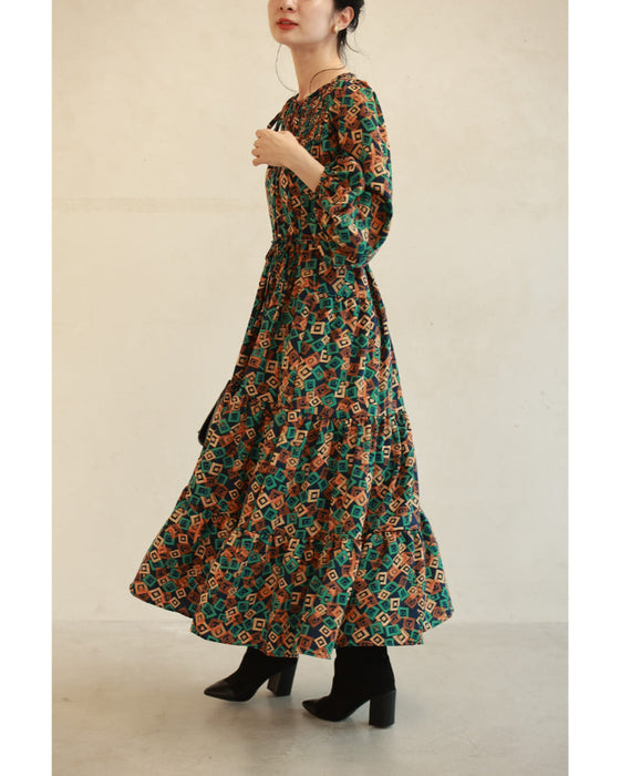 カラフルなキューブが舞うティアードミディアムワンピース(紐リボン付き)