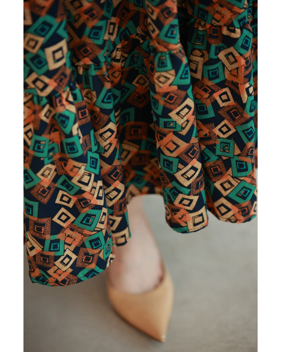 カラフルなキューブが舞うティアードミディアムワンピース(紐リボン付き)